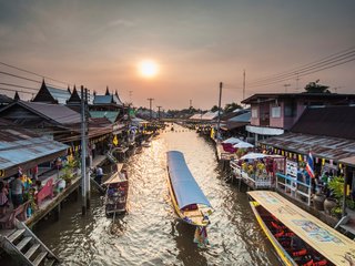 Bangkok - Ampawa - 32km (L, D)