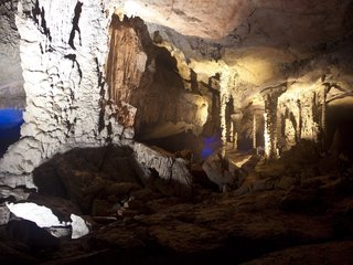 Vang Vieng – Tham Phnoukham (B, L)