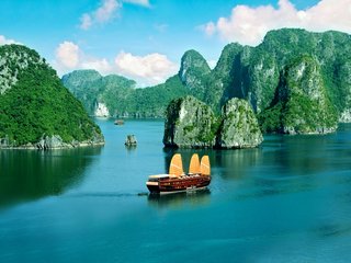 Hanoi – Halong (B, L, D)