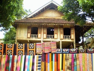 Pom Coong village – Hanoi (B, L)