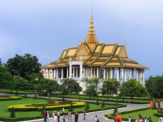Siem Reap – Phnom Penh City Tour (B, L)