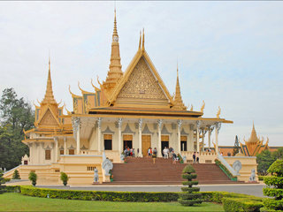 Siem Reap – Phnom Penh City Tour (B, L)