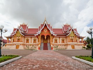 Luang Prabang – Vientiane (B, L)
