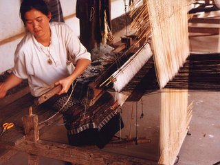 Mekong River - Pak Ou cave - Weaving village (B, L)