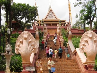 Phnom Penh City Tour (B, L)