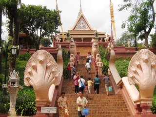 Phnom Penh City Tour (B, L)