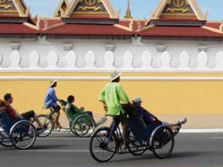 Central Phnom Penh by Cyclo Tour 