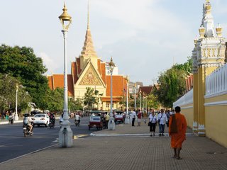 Phnom Penh Arrival – City Tour (L)