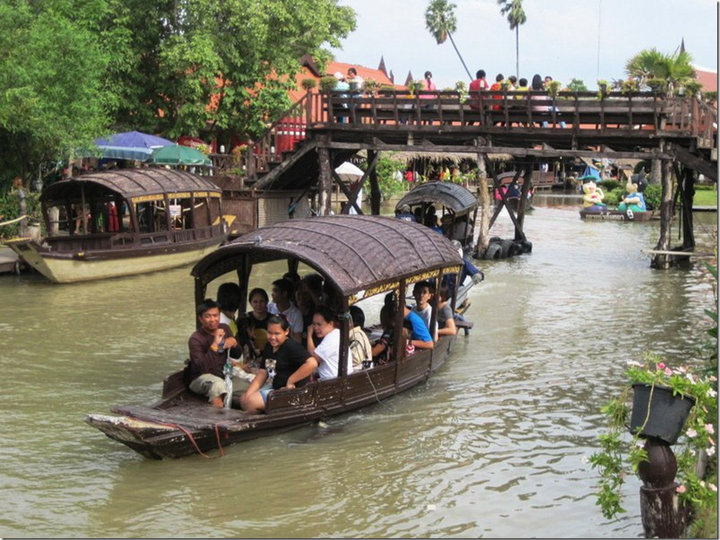 Khlong Sra Bua Floating Market