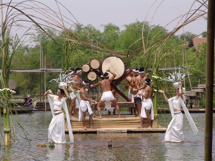 Khlong Sra Bua Floating Market