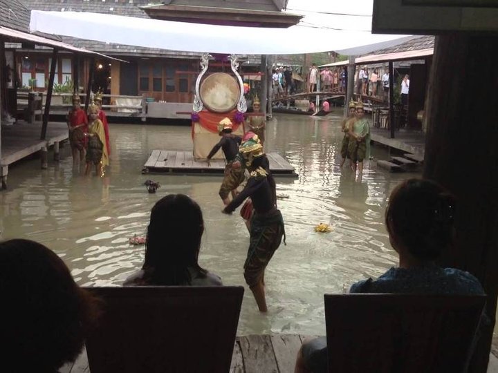 Khlong Sra Bua Floating Market