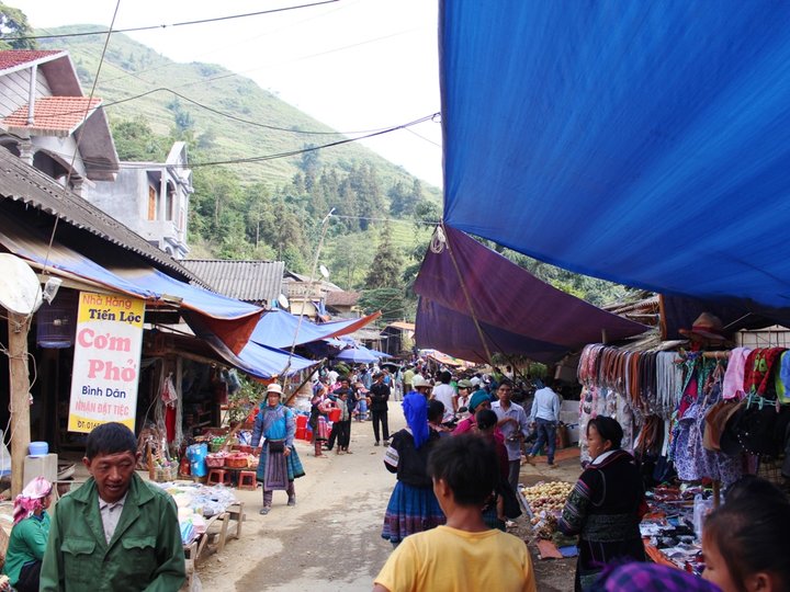 Lung Khau Nhin Market