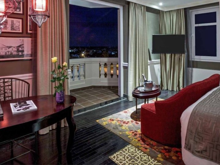 Royal Hoian Mgallery Collection